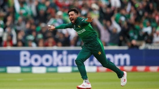 Pakistan's Mohammad Amir celebrates taking the wicket of New Zealand's Martin Guptill 